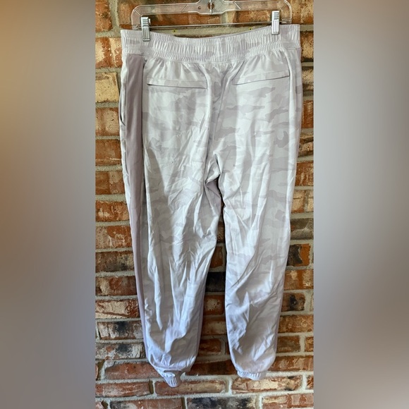 Athleta Brooklyn lined pants in pink camo lux - Picture 3 of 12